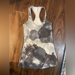 Lululemon tank size 6